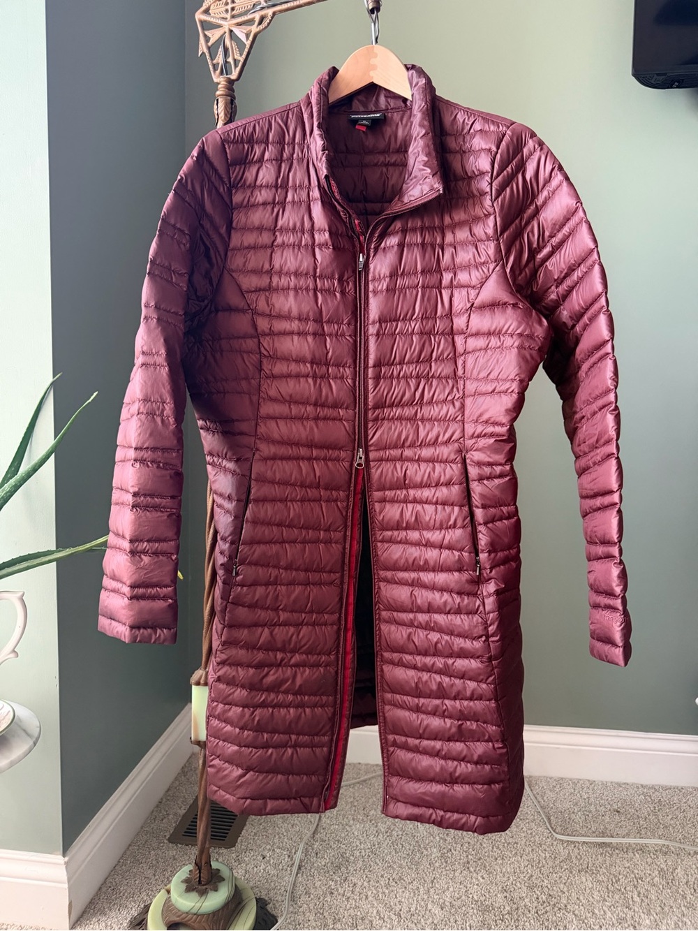 Patagonia Women’s XL Burgundy Long Down Puffer Coat Lightweight Quilted